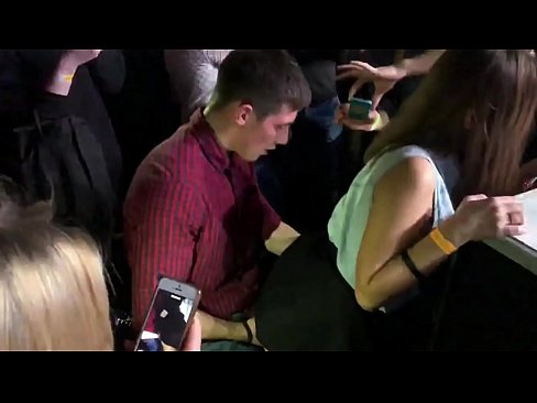 ❤️ Ezigbo mmekọahụ na ụlọ oriri na ọṅụṅụ Russia. 18-afọ Russian girl na ike na ikpu iberibe na a abalị ❤️  na anyi ❤